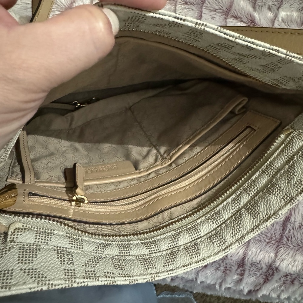 Michale Kors Logo crossbody